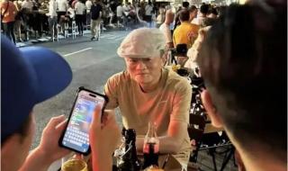 马云在国外低调现身
